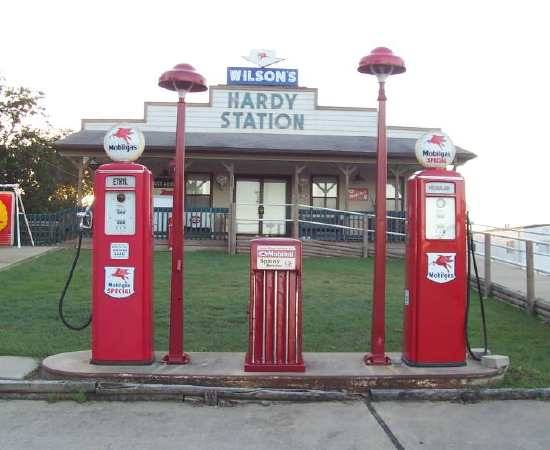 Hardy Gas Station by Francis Romer